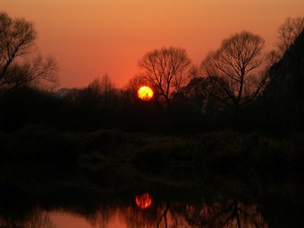 Zachód słońca nad jeziorkiem